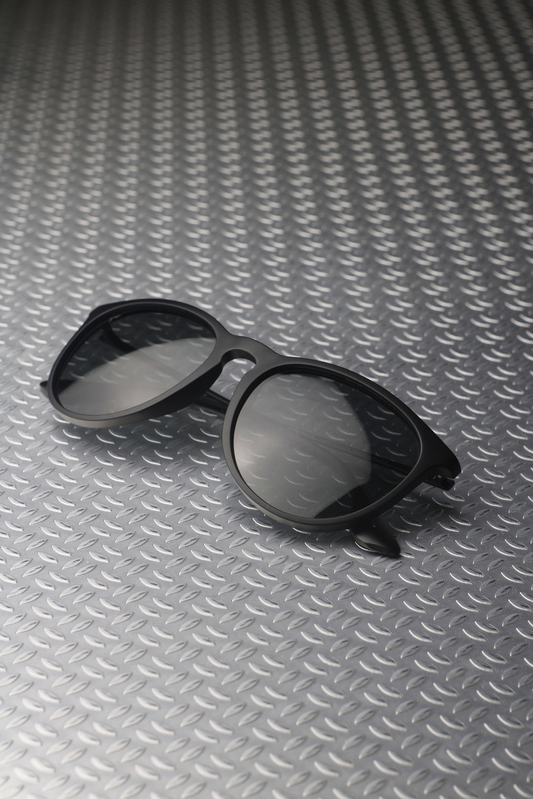 AVZHJA ブラックメタル　BLACKL Intense Black Polarised – Vitra Chile